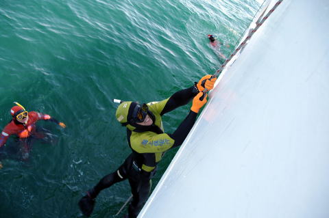 ロープ登りをする潜水士